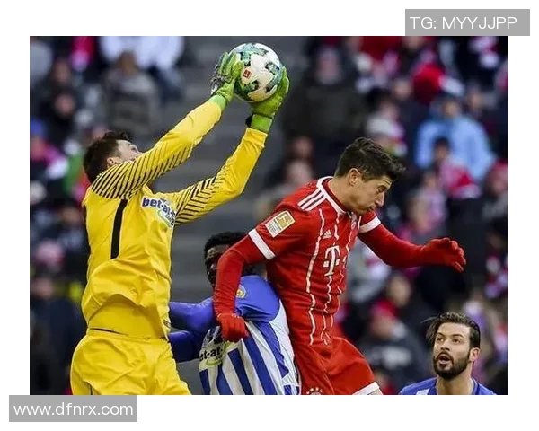 莱万重返德甲战旧主拜仁球迷怒斥其忘恩负义情感纠葛