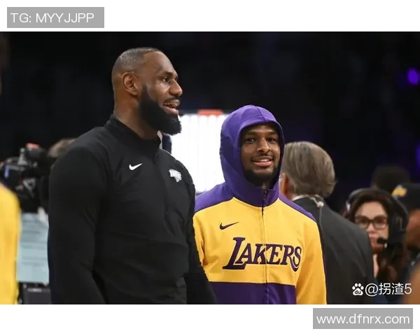 雄鹿与湖人激烈对抗赛场冲突引发球迷热议与关注 雄鹿与湖人激烈对抗赛场冲突引发球迷热议与关注