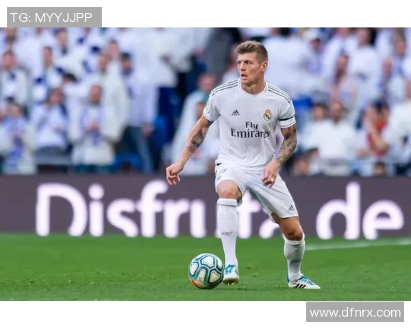 克罗斯：从中场指挥官到足球传奇的华丽蜕变之路